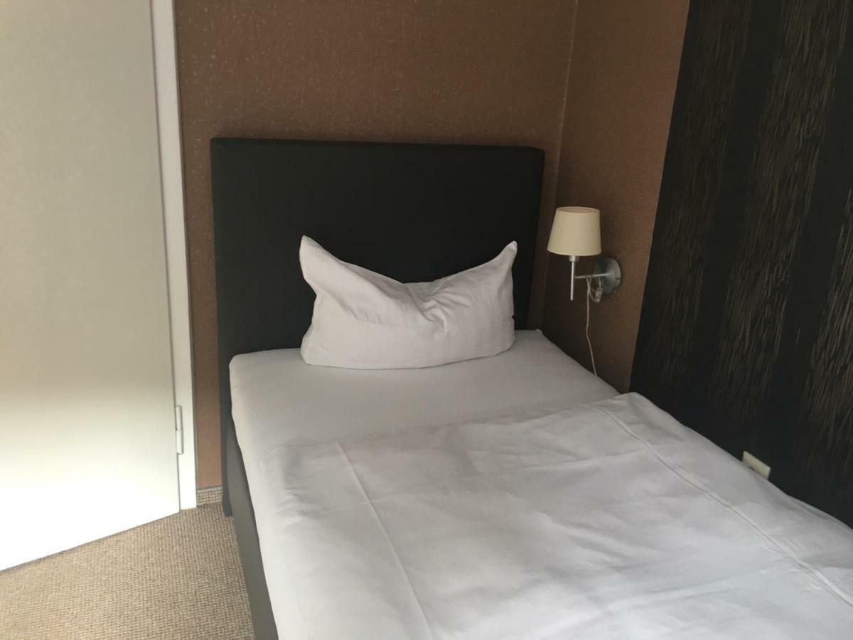 Hotel Zum Taunus Eppstein エクステリア 写真
